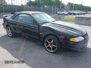 1995 Ford Mustang z VIN 1FALP45T7SF121889, wystawiony jako IAAI lot #41632461 z przebiegiem 81 312 mil mil oraz . Historia ofert i sprzedaży dostępna na DreamBid. Obrazek 1.