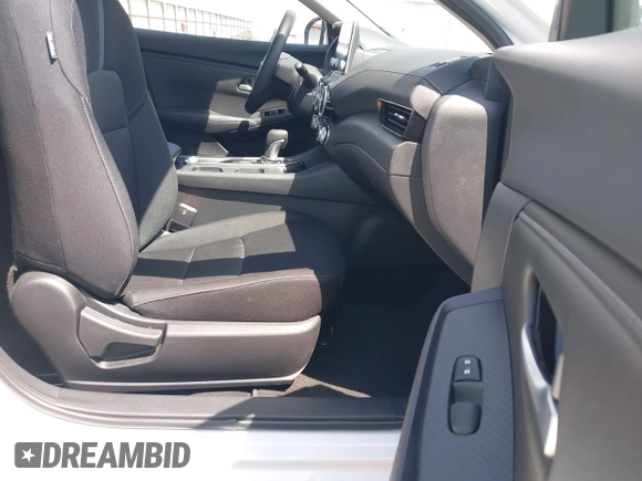 2025 Nissan Sentra SV z VIN 3N1AB8CV9SY284647, wystawiony jako IAAI lot #42489225 z przebiegiem 6 262 mil mil oraz . Historia ofert i sprzedaży dostępna na DreamBid. Obrazek 5.