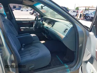 1996 Mercury Grand Marquis GS z VIN 2MELM74W3TX648820, wystawiony jako IAAI lot #42353201 z przebiegiem 125 063 mil mil oraz . Historia ofert i sprzedaży dostępna na DreamBid. Obrazek 5.
