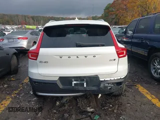 2023 Volvo XC40 Ultimate Bright Theme с VIN YV4L12UA6P2057484, выставлен на аукционе IAAI как лот 40963901 с пробегом 8 196 миль миль и . История ставок и продаж доступна на DreamBid. Изображение 16.