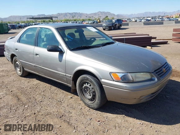1998 Toyota Camry LE z VIN 4T1BG22K0WU352118, wystawiony jako IAAI lot #42066267 z przebiegiem 289 599 mil mil oraz . Historia ofert i sprzedaży dostępna na DreamBid. Obrazek 1.