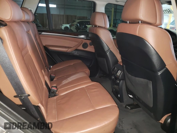 2012 BMW X5 35i z VIN 5UXZV4C5XCL767234, wystawiony jako Copart lot #64117285 z przebiegiem 187 969 mil mil oraz Czysty tytuł • Clean title. Historia ofert i sprzedaży dostępna na DreamBid. Obrazek 11.