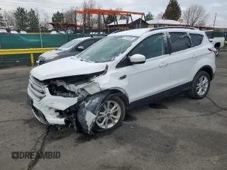 2018 Ford Escape SE z VIN 1FMCU9GD5JUB12877, wystawiony jako Copart lot #51973295 z przebiegiem 121 698 mil mil oraz Szkoda całkowita • Salvage title. Historia ofert i sprzedaży dostępna na DreamBid. Obrazek 1.