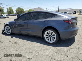 2022 Tesla Model 3 z VIN 5YJ3E1EA1NF191426, wystawiony jako Copart lot #56656125 z przebiegiem 84 255 mil mil oraz Czysty tytuł • Clean title. Historia ofert i sprzedaży dostępna na DreamBid. Obrazek 2.