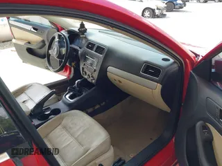 2013 Volkswagen Jetta SE с VIN 3VWDX7AJ0DM355117, выставлен на аукционе IAAI как лот 42350921 с пробегом 130 322 миль миль и . История ставок и продаж доступна на DreamBid. Изображение 5.