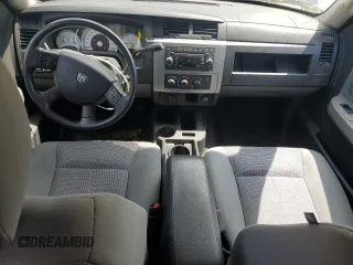 2008 Dodge Dakota SLT z VIN 1D7HW48NX8S626721, wystawiony jako Copart lot #52862855 z przebiegiem 159 605 mil mil oraz Czysty tytuł • Clean title. Historia ofert i sprzedaży dostępna na DreamBid. Obrazek 8.