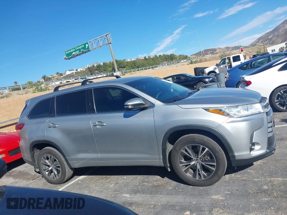 2018 Toyota Highlander LE z VIN 5TDZZRFH1JS287507, wystawiony jako IAAI lot #41615820 z przebiegiem 71 232 mil mil oraz . Historia ofert i sprzedaży dostępna na DreamBid. Obrazek 13.