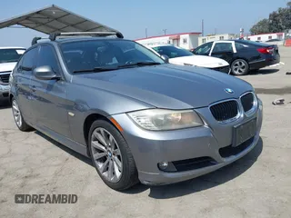2011 BMW 3 Series 328i z VIN WBAPH5G58BNM81012, wystawiony jako IAAI lot #42429979 z przebiegiem 107 779 mil mil oraz . Historia ofert i sprzedaży dostępna na DreamBid. Obrazek 1.