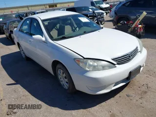 2005 Toyota Camry STD z VIN 4T1BE32K25U633038, wystawiony jako IAAI lot #41718854 z przebiegiem 100 104 mil mil oraz . Historia ofert i sprzedaży dostępna na DreamBid. Obrazek 1.