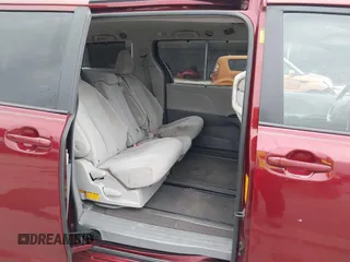 2014 Toyota Sienna LE AAS z VIN 5TDKK3DC9ES466877, wystawiony jako IAAI lot #42298356 z przebiegiem 189 826 mil mil oraz . Historia ofert i sprzedaży dostępna na DreamBid. Obrazek 8.