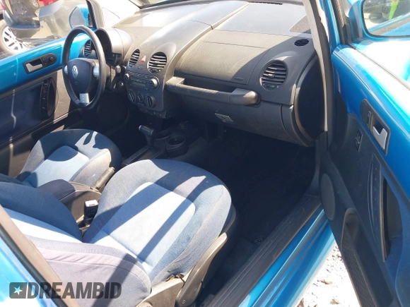 2004 Volkswagen New Beetle Coupe Satellite Blue with VIN 3VWGK31C14M420613, listed as a IAAI auction lot 42046048 with 117,274 mi miles. Bid and sale history available at carsss.com. Image 5.