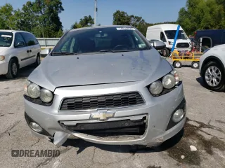 2014 Chevrolet Sonic LTZ z VIN 1G1JE5SB6E4215697, wystawiony jako Copart lot #70820024 z przebiegiem 166 414 mil mil oraz Szkoda całkowita • Salvage title. Historia ofert i sprzedaży dostępna na DreamBid. Obrazek 5.