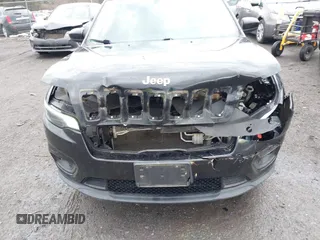 2019 Jeep Cherokee Latitude with VIN 1C4PJMCX7KD230450, listed as a IAAI auction lot 41474709 with 172,684 mi miles. Bid and sale history available at carsss.com. Image 6.