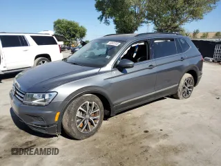 2020 Volkswagen Tiguan SE z VIN 3VV3B7AX9LM036350, wystawiony jako Copart lot #48061345 z przebiegiem 83 702 mil mil oraz Nie do naprawy. Historia ofert i sprzedaży dostępna na DreamBid. Obrazek 1.