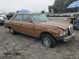 1981 Mercedes-Benz 300 with VIN WDBAB30A3BB219467, listed as a Copart auction lot 76183454 with 123,938 mi miles and Clean Title. Bid and sale history available at carsss.com. Image 4.