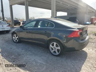 2013 Volvo S60 T5 Premier z VIN YV1612FS8D2185589, wystawiony jako Copart lot #58694315 z przebiegiem 130 091 mil mil oraz Czysty tytuł • Clean title. Historia ofert i sprzedaży dostępna na DreamBid. Obrazek 2.