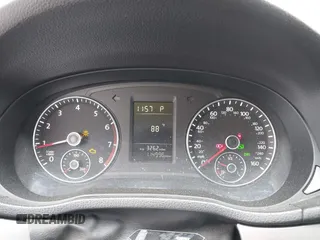 2012 Volkswagen Passat S z VIN 1VWAP7A39CC074390, wystawiony jako IAAI lot #42147260 z przebiegiem 114 996 mil mil oraz . Historia ofert i sprzedaży dostępna na DreamBid. Obrazek 7.