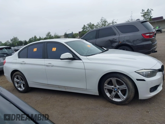 2015 BMW 3 Series 328i xDrive z VIN WBA3B3G56FNT19275, wystawiony jako IAAI lot #42455029 z przebiegiem Nie podano mil oraz . Historia ofert i sprzedaży dostępna na DreamBid. Obrazek 13.