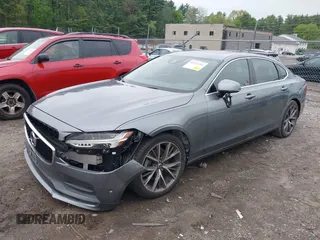 2018 Volvo S90 Momentum z VIN LVY982MK1JP038653, wystawiony jako IAAI lot #42271261 z przebiegiem 92 519 mil mil oraz . Historia ofert i sprzedaży dostępna na DreamBid. Obrazek 2.