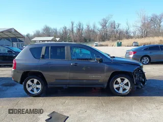 2015 Jeep Compass Latitude z VIN 1C4NJDEBXFD217691, wystawiony jako IAAI lot #41650350 z przebiegiem 68 366 mil mil oraz . Historia ofert i sprzedaży dostępna na DreamBid. Obrazek 13.