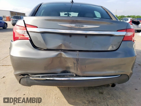 2013 Chrysler 200 Touring z VIN 1C3CCBBB5DN558082, wystawiony jako Copart lot #55348835 z przebiegiem 154 329 mil mil oraz Szkoda całkowita • Salvage title. Historia ofert i sprzedaży dostępna na DreamBid. Obrazek 6.