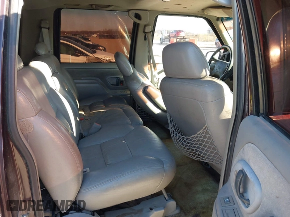 1997 GMC Suburban z VIN 1GKEC16RXVJ703491, wystawiony jako IAAI lot #41219414 z przebiegiem 362 551 mil mil oraz . Historia ofert i sprzedaży dostępna na DreamBid. Obrazek 8.
