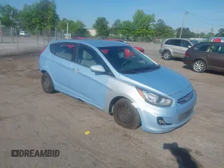 2013 Hyundai Accent GS z VIN KMHCT5AE4DU119904, wystawiony jako IAAI lot #42230062 z przebiegiem 176 841 mil mil oraz . Historia ofert i sprzedaży dostępna na DreamBid. Obrazek 1.