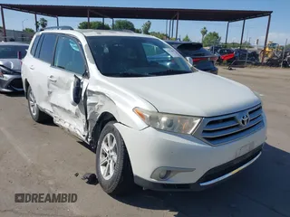2013 Toyota Highlander z VIN 5TDZK3EH7DS127798, wystawiony jako IAAI lot #42372808 z przebiegiem 176 190 mil mil oraz . Historia ofert i sprzedaży dostępna na DreamBid. Obrazek 1.