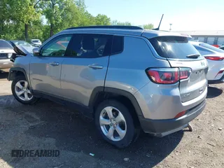 2019 Jeep Compass Latitude z VIN 3C4NJDBB6KT697110, wystawiony jako IAAI lot #42331753 z przebiegiem 52 897 mil mil oraz . Historia ofert i sprzedaży dostępna na DreamBid. Obrazek 3.