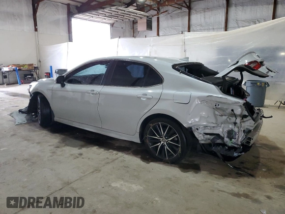2022 Toyota Camry SE z VIN 4T1T11AKXNU002446, wystawiony jako Copart lot #53998025 z przebiegiem 50 759 mil mil oraz Szkoda całkowita • Salvage title. Historia ofert i sprzedaży dostępna na DreamBid. Obrazek 2.