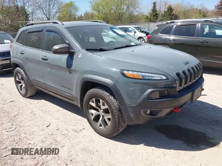 2015 Jeep Cherokee Trailhawk z VIN 1C4PJMBS7FW556782, wystawiony jako IAAI lot #42213005 z przebiegiem 101 869 mil mil oraz . Historia ofert i sprzedaży dostępna na DreamBid. Obrazek 1.