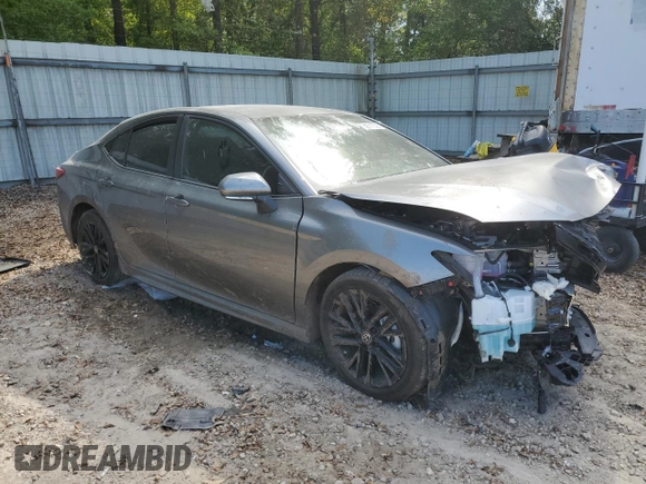 2025 Toyota Camry LE z VIN 4T1DAACK4SU588882, wystawiony jako Copart lot #52717395 z przebiegiem Nie podano mil oraz Szkoda całkowita • Salvage title. Historia ofert i sprzedaży dostępna na DreamBid. Obrazek 4.