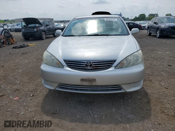 2005 Toyota Camry STD z VIN 4T1BE32K25U501946, wystawiony jako Copart lot #60563535 z przebiegiem 175 564 mil mil oraz Czysty tytuł • Clean title. Historia ofert i sprzedaży dostępna na DreamBid. Obrazek 5.