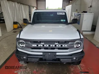 2023 Ford Bronco z VIN 1FMDE5BH2PLB20499, wystawiony jako Copart lot #62211165 z przebiegiem 28 372 mil mil oraz Szkoda całkowita • Salvage title. Historia ofert i sprzedaży dostępna na DreamBid. Obrazek 5.