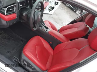 2022 Toyota Camry Hybrid XSE z VIN 4T1K31AK5NU583117, wystawiony jako IAAI lot #42204189 z przebiegiem 22 639 mil mil oraz . Historia ofert i sprzedaży dostępna na DreamBid. Obrazek 20.