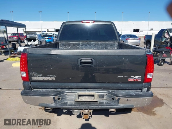 2003 GMC Sierra 1500HD SLE z VIN 1GTGC13U53F203980, wystawiony jako IAAI lot #41206524 z przebiegiem 309 414 mil mil oraz . Historia ofert i sprzedaży dostępna na DreamBid. Obrazek 17.