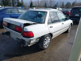 1993 Ford Escort z VIN 3FAPP13J9PR205353, wystawiony jako IAAI lot #41837169 z przebiegiem 4016 mil mil oraz . Historia ofert i sprzedaży dostępna na DreamBid. Obrazek 4.
