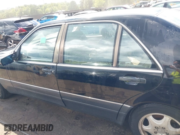 1998 Mercedes-Benz S-Class with VIN WDBGA33G4WA391919, listed as a IAAI auction lot 40139391 with 99,744 mi miles. Bid and sale history available at carsss.com. Image 14.