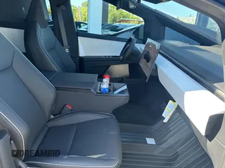 2024 Tesla Cybertruck z VIN 7G2CEHED6RA004507, wystawiony jako Copart lot #54939974 z przebiegiem 387 mil mil oraz . Historia ofert i sprzedaży dostępna na DreamBid. Obrazek 5.