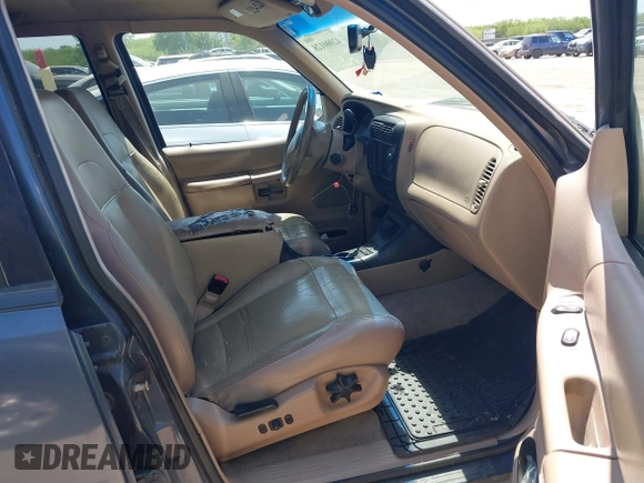 2000 Ford Explorer z VIN 1FMZU64P3YZB70619, wystawiony jako IAAI lot #42000128 z przebiegiem 230 681 mil mil oraz . Historia ofert i sprzedaży dostępna na DreamBid. Obrazek 5.