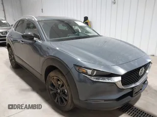 2025 Mazda CX-30 S Carbon Edition z VIN 3MVDMBCM7SM783008, wystawiony jako IAAI lot #42033197 z przebiegiem 5 047 mil mil oraz . Historia ofert i sprzedaży dostępna na DreamBid. Obrazek 1.
