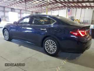 2018 Infiniti Q70 Luxe z VIN JN1BY1PP8JM330329, wystawiony jako Copart lot #57878215 z przebiegiem 126 125 mil mil oraz Nie do naprawy. Historia ofert i sprzedaży dostępna na DreamBid. Obrazek 2.