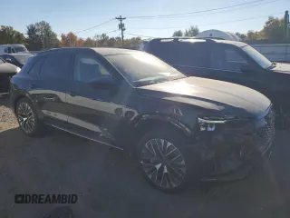 2024 Audi Q8 e-tron Premium Plus z VIN WA15AAGE0RB015202, wystawiony jako Copart lot #76622724 z przebiegiem 10 455 mil mil oraz Szkoda całkowita • Salvage title. Historia ofert i sprzedaży dostępna na DreamBid. Obrazek 4.