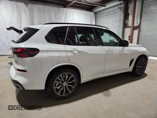 2026 BMW X5 M60i z VIN 5UX33EU09T9014506, wystawiony jako Copart lot #58346625 z przebiegiem 1 367 mil mil oraz Czysty tytuł • Clean title. Historia ofert i sprzedaży dostępna na DreamBid. Obrazek 3.