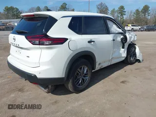 2024 Nissan Rogue S z VIN 5N1BT3AB3RC677097, wystawiony jako IAAI lot #41676397 z przebiegiem 19 552 mil mil oraz . Historia ofert i sprzedaży dostępna na DreamBid. Obrazek 4.