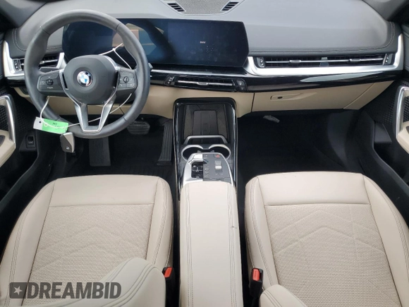 2024 BMW X1 xDrive28i z VIN WBX73EF05R5Z49203, wystawiony jako Copart lot #52685125 z przebiegiem Nie podano mil oraz Nie do naprawy • Non repairable. Historia ofert i sprzedaży dostępna na DreamBid. Obrazek 8.