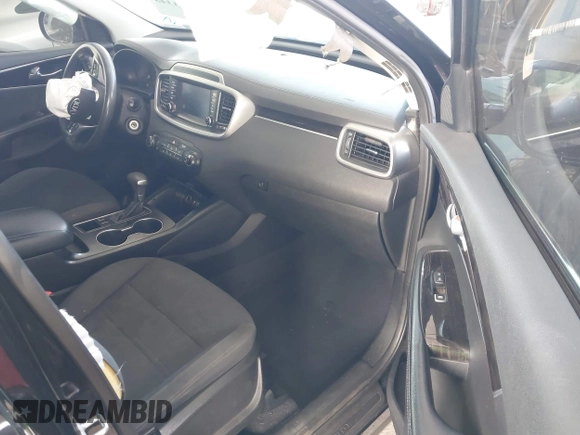 2019 Kia Sorento LX with VIN 5XYPG4A39KG522973, listed as a IAAI auction lot 41353348 with 151,889 mi miles. Bid and sale history available at carsss.com. Image 5.