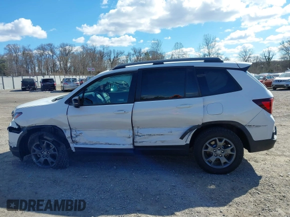 2024 Honda Passport TrailSport with VIN 5FNYF8H69RB016415, listed as a IAAI auction lot 41701049 with 10,365 mi miles and . Bid and sale history available at DreamBid. Image 14.