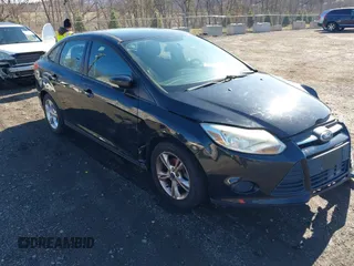 2013 Ford Focus SE z VIN 1FADP3F22DL121744, wystawiony jako IAAI lot #41743289 z przebiegiem 121 940 mil mil oraz . Historia ofert i sprzedaży dostępna na DreamBid. Obrazek 1.