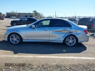 2013 Mercedes-Benz C 250 Sport z VIN WDDGF4HB9DA873732, wystawiony jako IAAI lot #41755981 z przebiegiem 82 181 mil mil oraz . Historia ofert i sprzedaży dostępna na DreamBid. Obrazek 14.